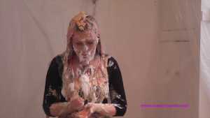 the-messy-restaurant-7-cherry-gets-trash