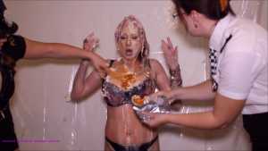 topless-jessie-and-maria-tras_2.jpg